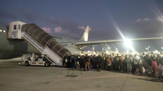 Primeiro avião da FAB com brasileiros repatriados  descolam de Israel
