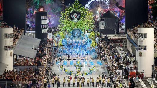 Primeiro dia do carnaval de São Paulo teve chuva e empolgação