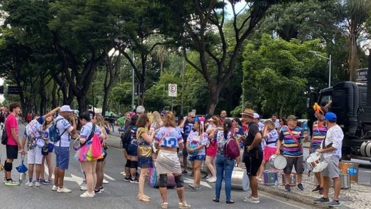 Primeiros foliões começam a chegar na avenida Afonso Pena, para o desfile da Banda Mole