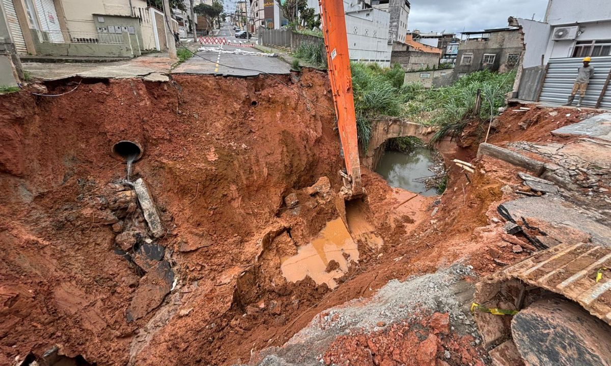 Equipes realizam intervenção técnica em rua interditada em Juiz de Fora