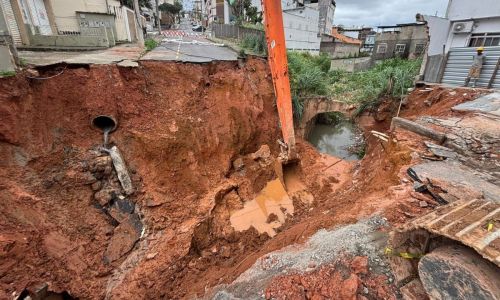 Primeiros reparos na Rua Professor Francisco Faria após chuva extrema de dezembro
