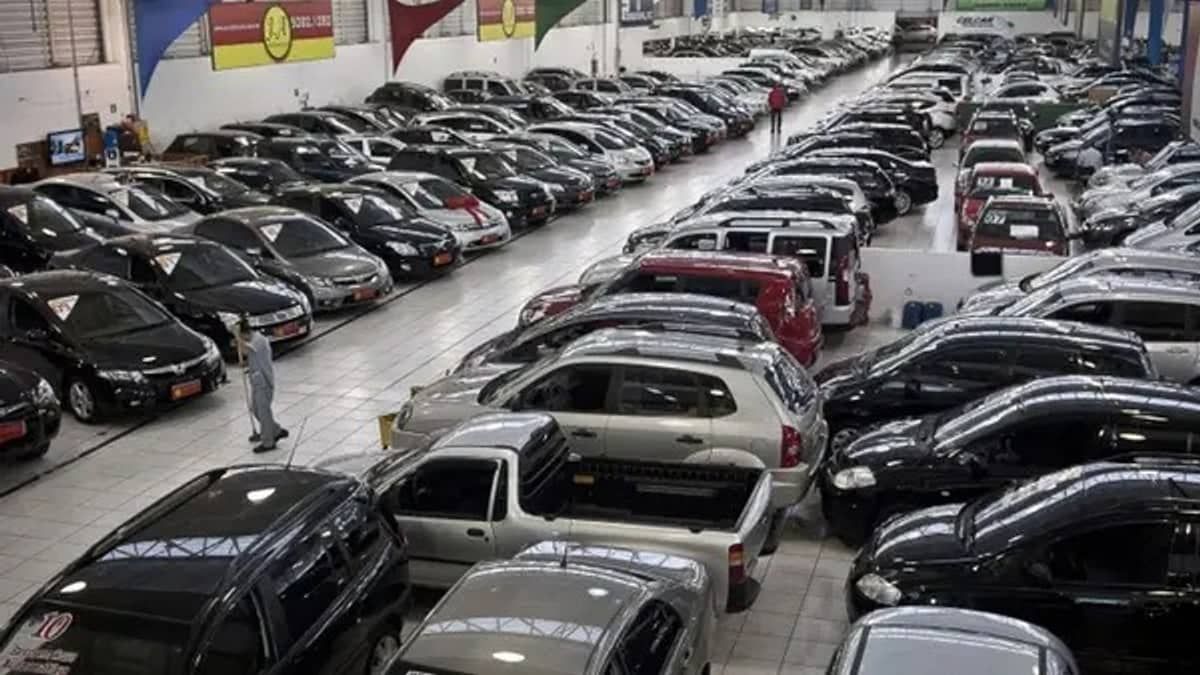 Governo anuncia corte de impostos para aumentar venda de carros de até R$ 120 mil
