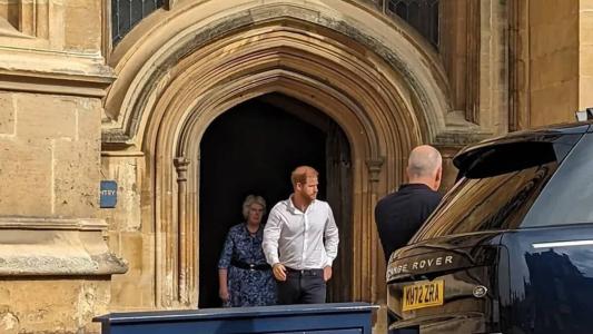 Príncipe Harry foi flagrado por um turista deixando a igreja de Windsor um ano após a morte da rainha Elizabeth II