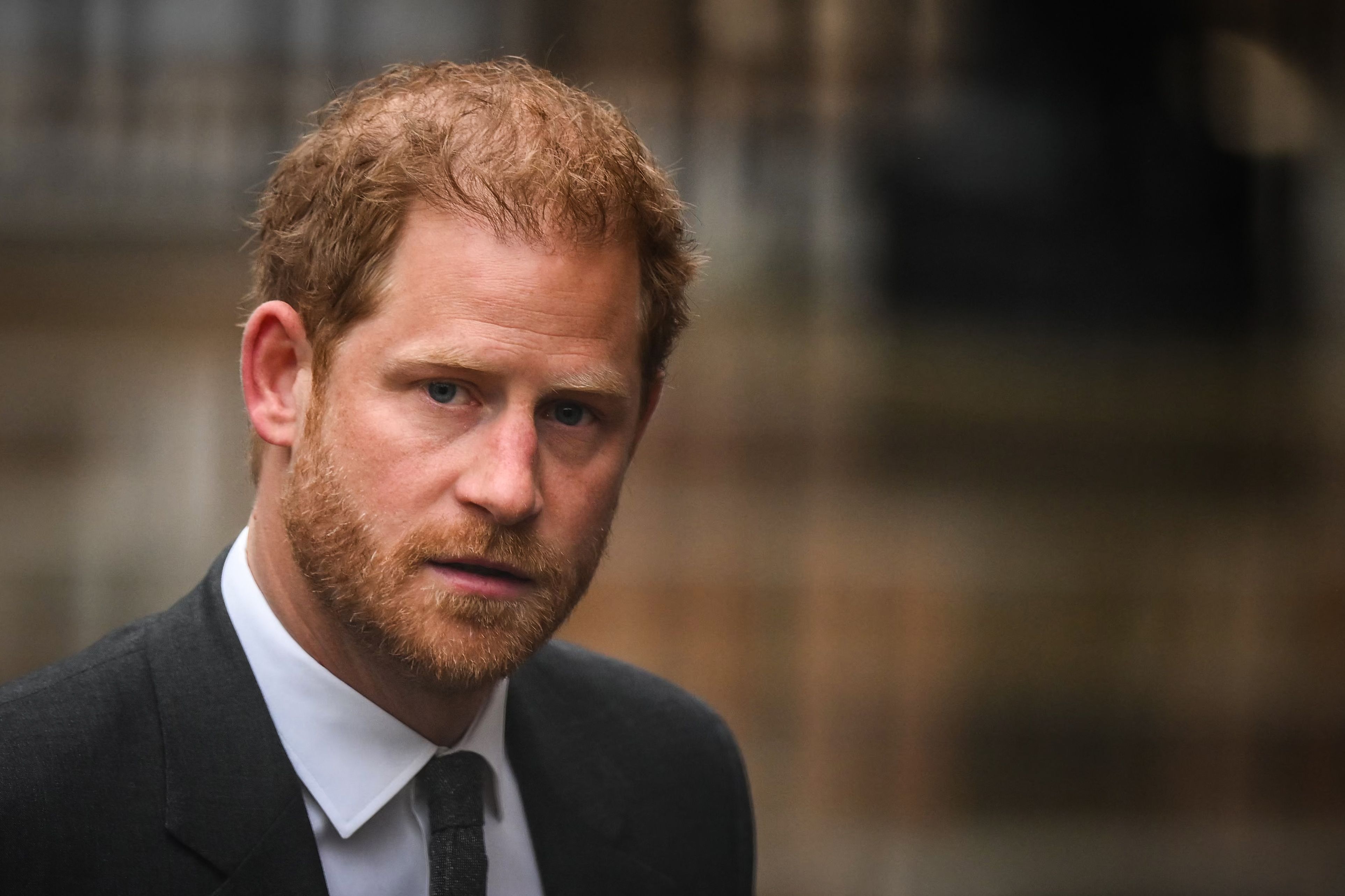Príncipe Harry deu sinal de desprezo ao rei Charles III; entenda motivo