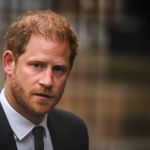 Príncipe Harry deu sinal de desprezo ao rei Charles III; entenda motivo