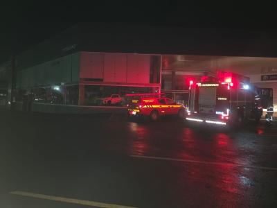 Equipes do socorro no local do princípio de incêndio
