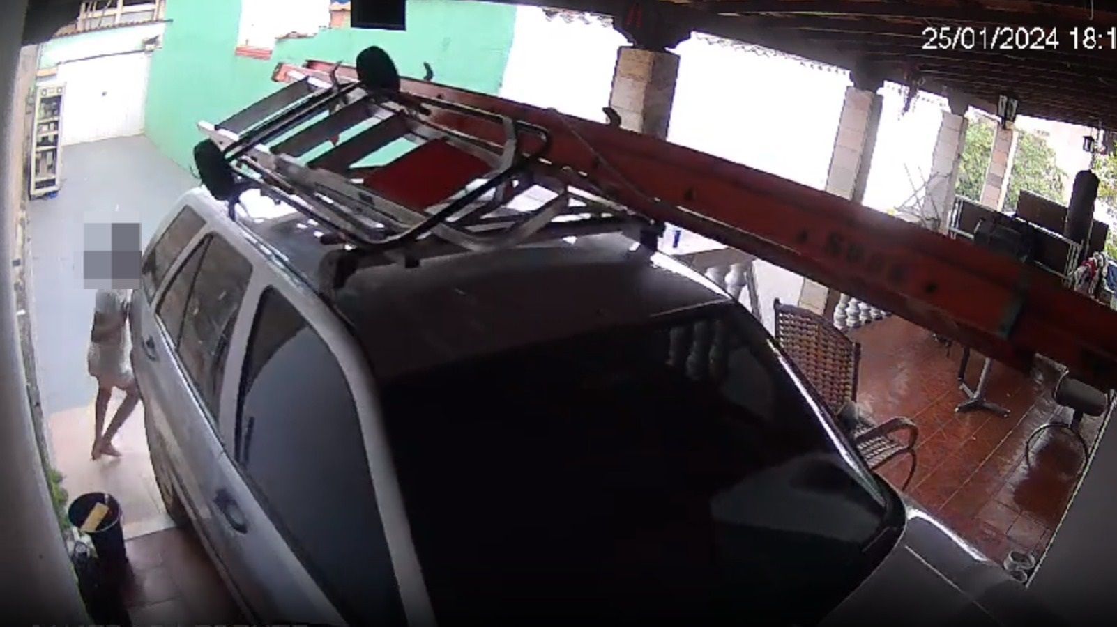Vídeo: criança é atropelada por carro sem freio na garagem de casa na Grande BH