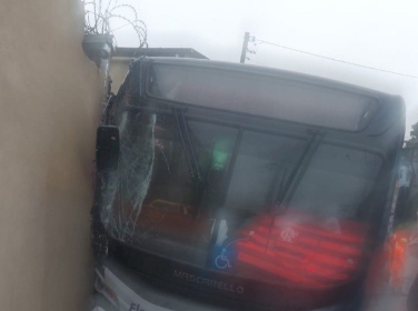 Além de atropelar a idosa, que estava em um ponto de ônibus, o coletivo atingiu duas casas