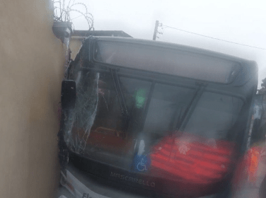 Além de atropelar a idosa, que estava em um ponto de ônibus, o coletivo atingiu duas casas