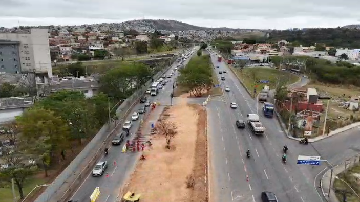 Trânsito complica na Av. Cristiano Machado, em BH, com obras de trincheira
