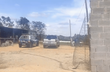 Mulher é morta após deixar filhos em ponto de ônibus escolar; vizinha é presa em MG