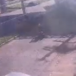 Vídeo: imagens mostram momento em que carreta invade empresa e deixa feridos
