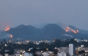 As chamas começaram na noite de domingo e se intensificaram nos últimos dias