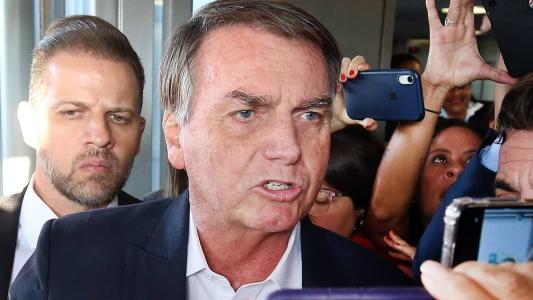 Prisão de assessores de Bolsonaro é prorrogada; defesa pede revogação.