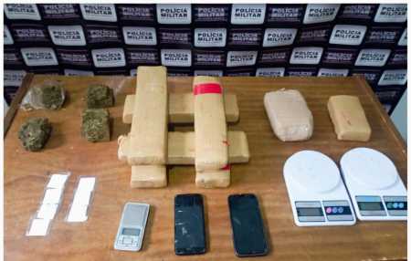 Maconha, cocaína, balanças de precisão e celulares foram apreendidos na ação policial