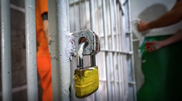 Neonazista condenada é transferida para prisão feminina após transição legal de gênero