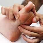 Jovem faz dieta drástica e perde movimento dos pés; entenda