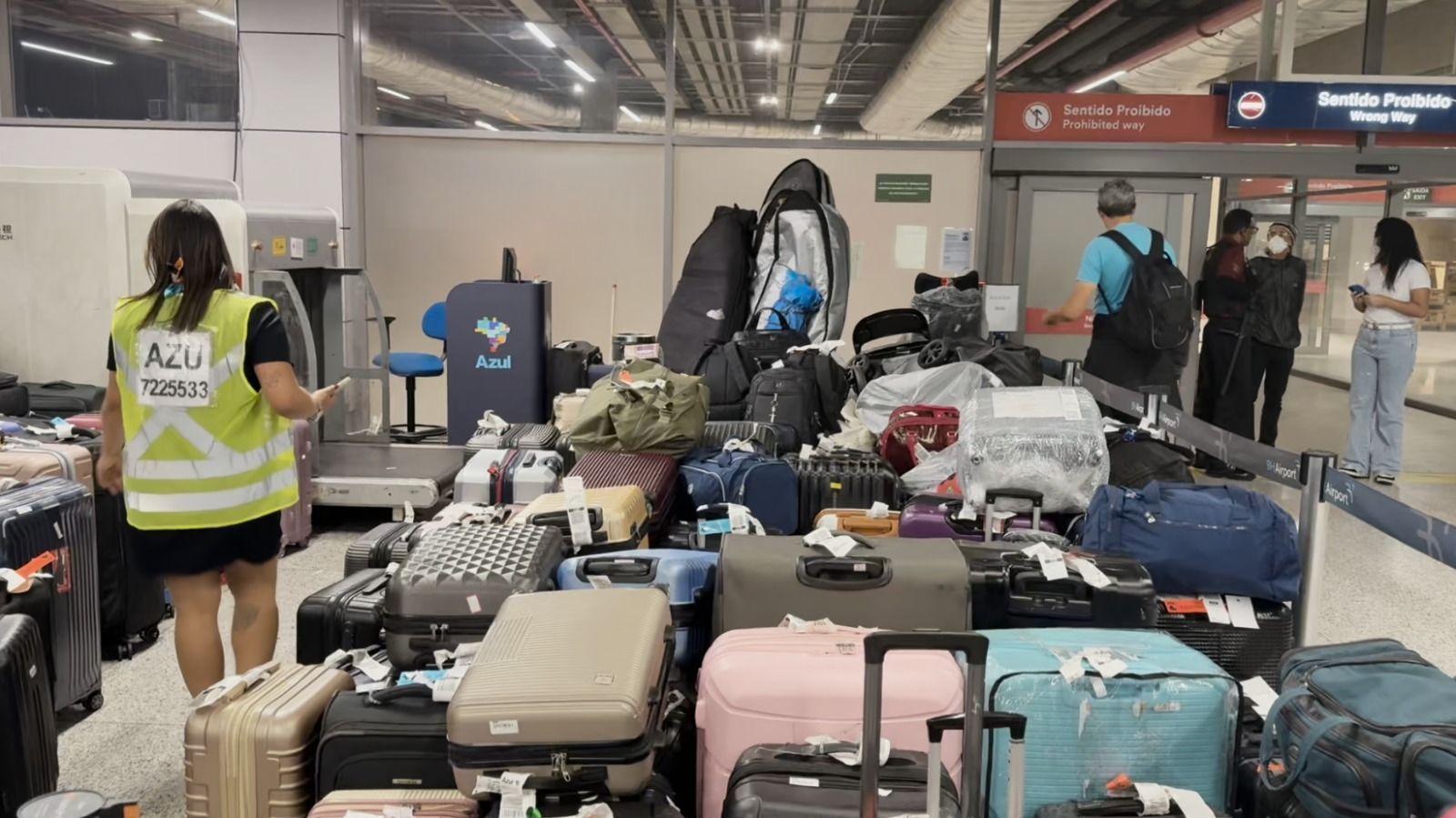 Aeroporto de Confins: passageiros perdem voo e relatam caos na restituição de bagagens no terminal; assista