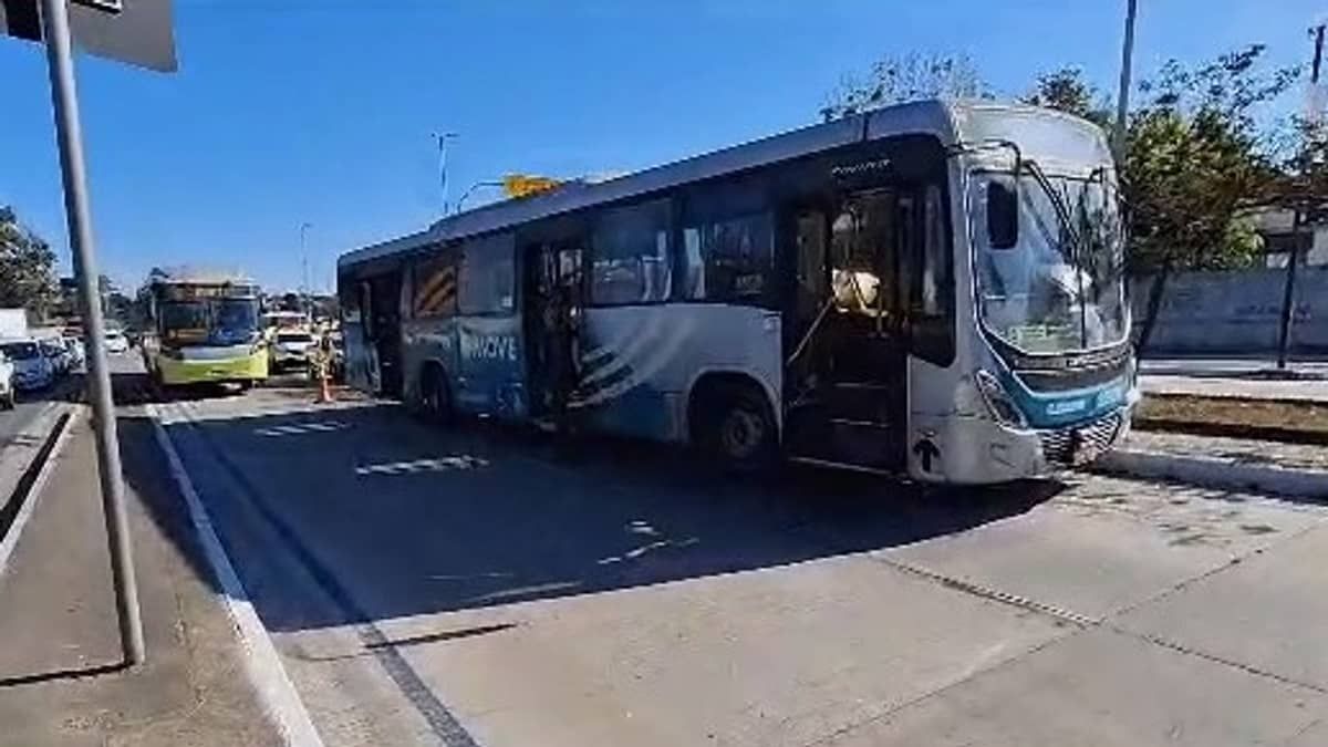 Passageiro diz que pessoa foi arremessada para fora do ônibus do Move após batida em BH 