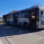 Passageiro diz que pessoa foi arremessada para fora do ônibus do Move após batida em BH 