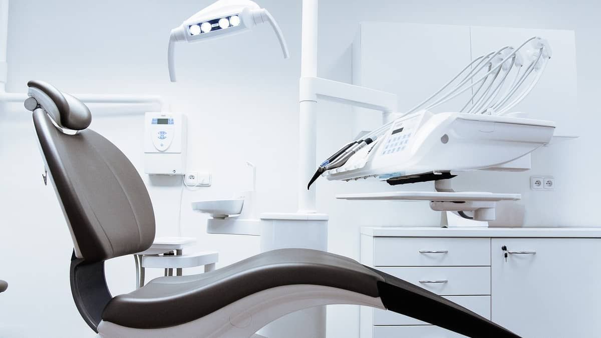Dentista terá que devolver mais de R$ 28 mil pago por cirurgia e indenizar cliente por falha em cirurgia na mandíbula 