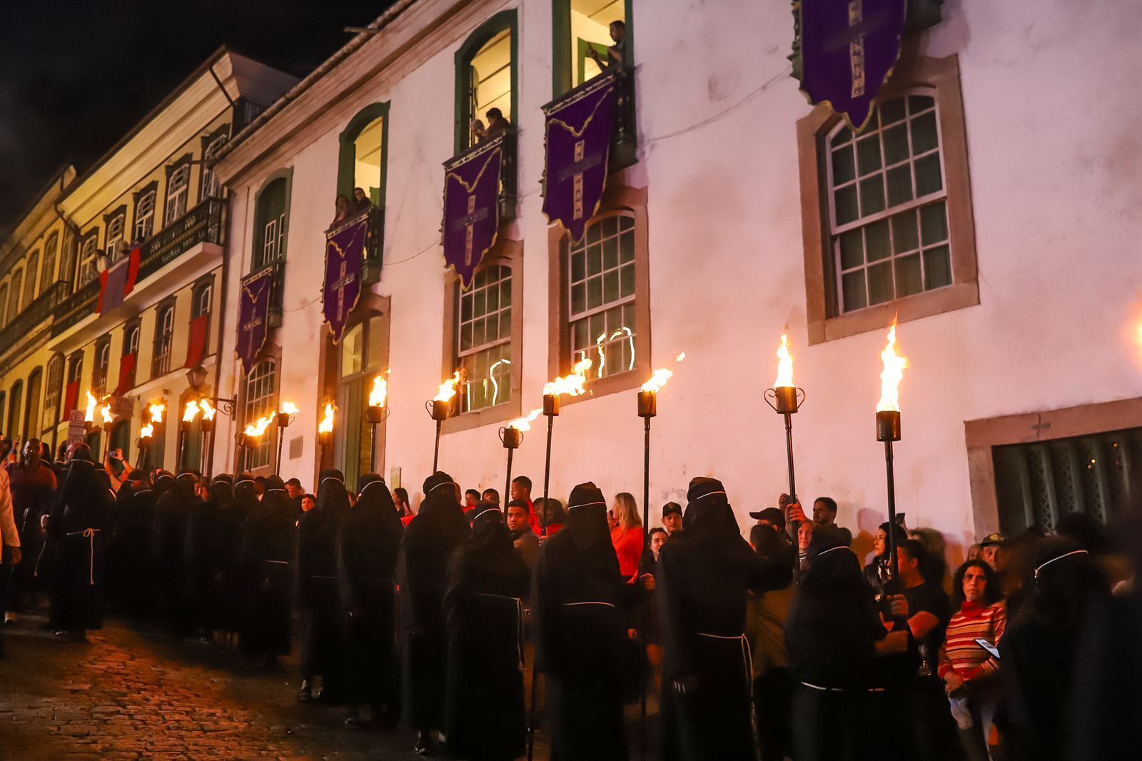 Procissão do Fogaréu ilumina as ruas de Ouro Preto na Semana Santa; veja fotos