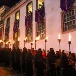 Procissão do Fogaréu ilumina as ruas de Ouro Preto na Semana Santa; veja fotos