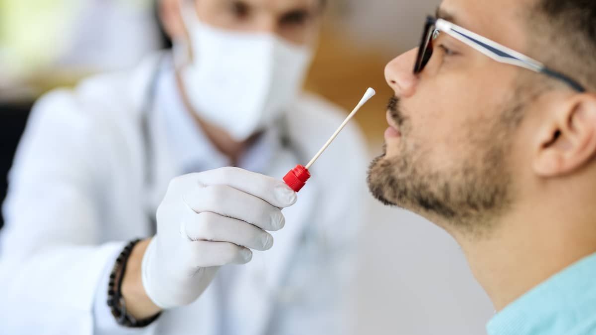 Covid-19: laboratório registra aumento na taxa de positividade; entenda relação com nova variante