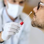 Covid-19: laboratório registra aumento na taxa de positividade; entenda relação com nova variante