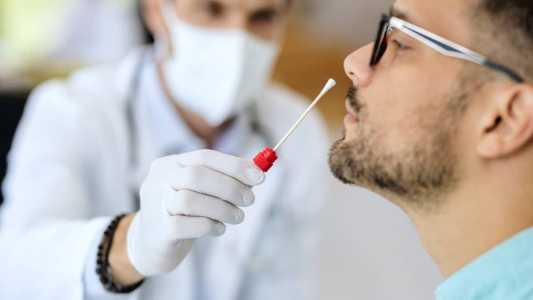 Procura por testes da Covid-19 diminuiu, mas taxa de positividade aumentou