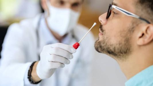 Procura por testes da Covid-19 diminuiu, mas taxa de positividade aumentou