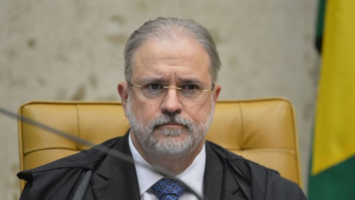 Justiça Federal abre ação penal contra dois homens que hostilizaram Augusto Aras em Paris