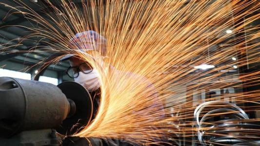 Produção industrial registra queda de 0,6% em abril, informa IBGE.