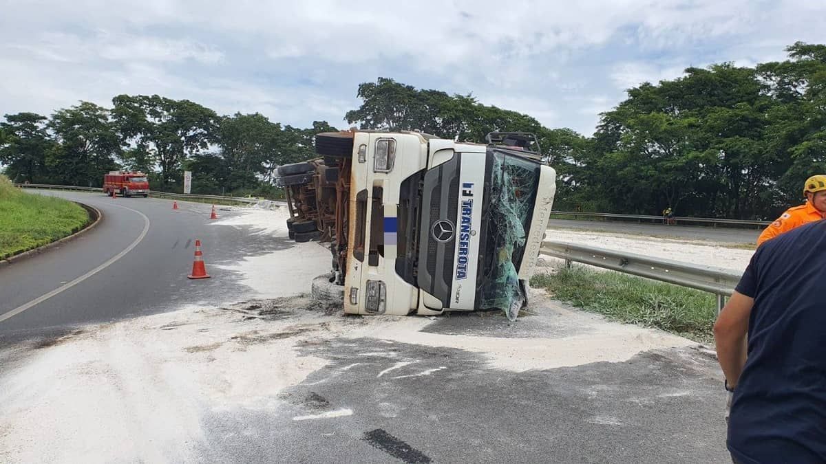 Carreta com calcário tomba e trânsito fica parcialmente impedido na BR-050 em Araguari 