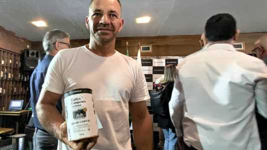 Produtor Ercilei, vencedor do concurso, com um café de 91 pontos