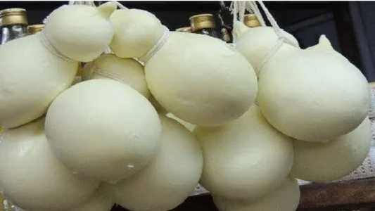Produzido há várias gerações no Nordeste mineiro, o Queijo Cozido é feito exclusivamente com leite de vaca.