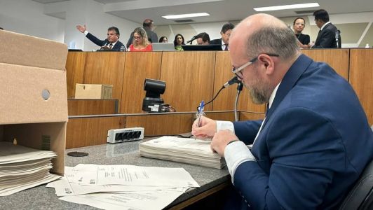 Professor Cleiton assina emendas sugeridas ao projeto da Recuperação Fiscal