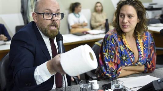 Os deputados Professor Cleiton (PV) e Bella Gonçalves (PSOL) em protesto contra projeto
