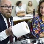 Sessão sobre aumento do ICMS tem papel higiênico, refrigerante e defesa de líder de Zema a projeto
