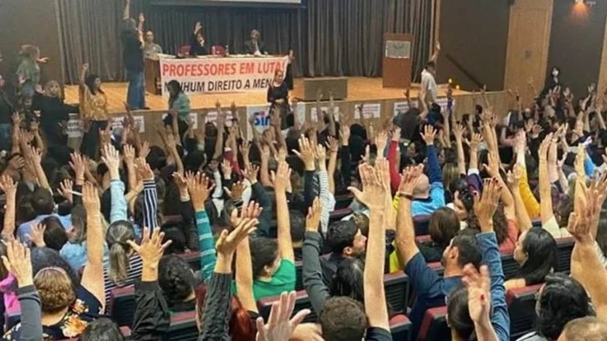 Greve dos professores da rede particular de BH: ato na Praça da Liberdade terá apoio de pais e alunos