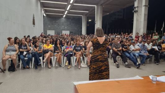 Professores de escolas particulares encerraram greve da categoria nesta quarta (13)