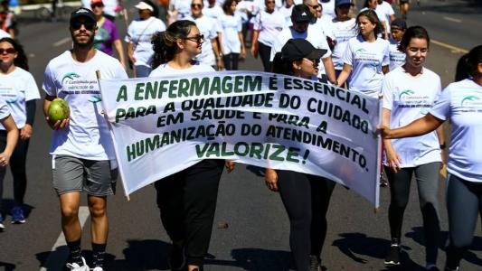 Profissionais de enfermagem fizeram caminha em defesa do pagamento do piso nacional da categoria