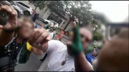 Profissional gravou momento em que começou a ser hostilizado por manifestantes
