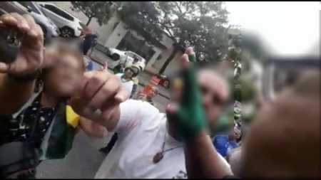 Profissional gravou momento em que começou a ser hostilizado por manifestantes
