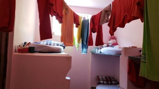 Proibição de tomadas em celas vai diminuir número de celulares em presídios, diz deputado