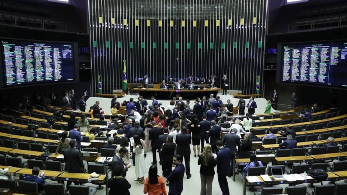 Câmara aprova projeto que inclui a zoofilia em lei de crimes ambientais