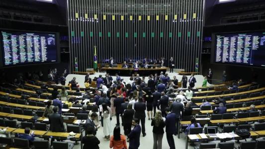 Projeto aprovado na Câmara inclui zoofilia na Lei de Crimes Ambientais