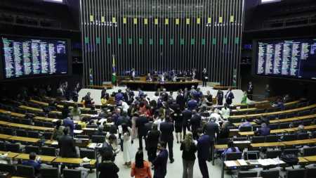 Projeto aprovado na Câmara inclui zoofilia na Lei de Crimes Ambientais