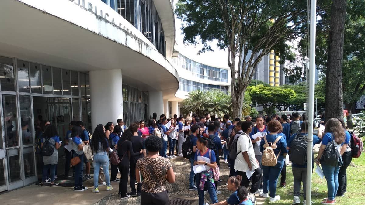 Biblioteca Pública leva leitura às comunidades e encontra raridade de Drummond 