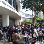 Biblioteca Pública leva leitura às comunidades e encontra raridade de Drummond 